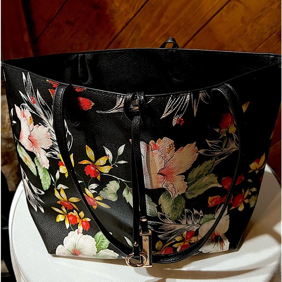 Beautiful Tote, 2 bags for the price of one🔥🔥 - Picture 5 of 6